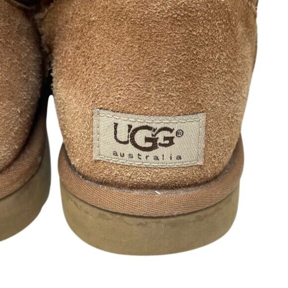 UGG Women’s Bailey Button, Women’s US 9, chestnut color, very good condition - Picture 11 of 13